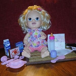 2014 HASBRO BABY ALIVE SNACKIN SARA